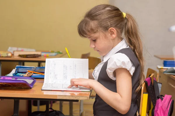 Ein Kleines Mädchen Einer Klasse Liest Sorgfältig Einen Tagebucheintrag — Stockfoto