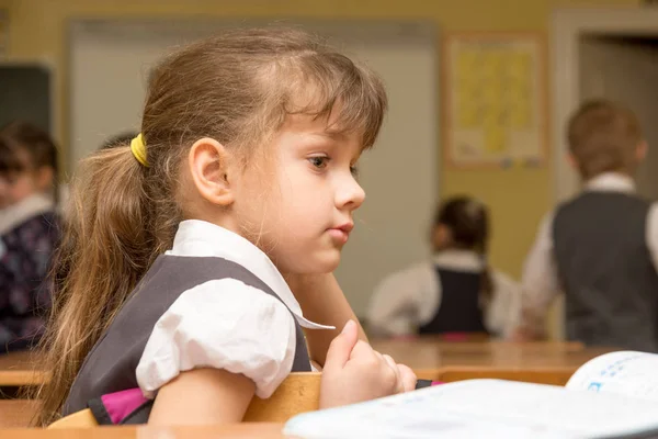 Ragazza Una Prima Elementare Alla Pausa Nella Classe Della Scuola — Foto Stock