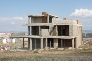 Terk edilmiş küçük bir özel ev inşaatı