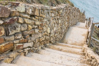 Denize inen taş bir çit ile pitoresk adımları