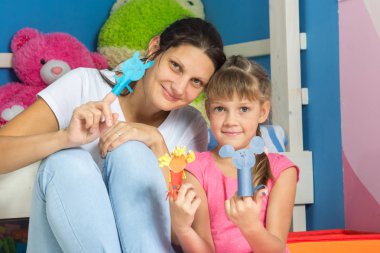 Anne ve kızı ev yapımı kağıt figürinler bir kendi kendine yapılan kukla tiyatro donned