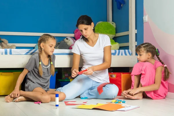 Mama Wyjaśnia Córki Jak Poprawnie Wyciąć Figury Kolorowego Papieru — Zdjęcie stockowe