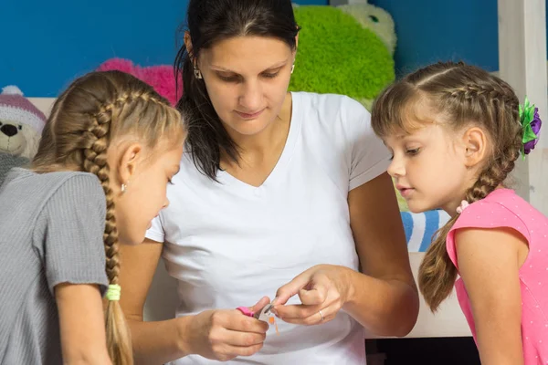 Mamá Muestra Las Hijas Cómo Cortar Papel Hecho Mano Papel —  Fotos de Stock