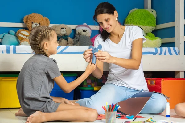 Mutter Und Tochter Stecken Eine Mausfigur — Stockfoto