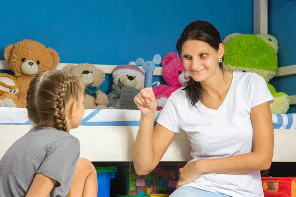 Moeder Geeft Haar Dochter Een Zelfgemaakte Beeldje Haar Vinger — Stockfoto