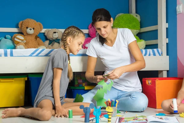 Mamá Ayuda Hija Cortar Figuras Papel Colores — Foto de Stock