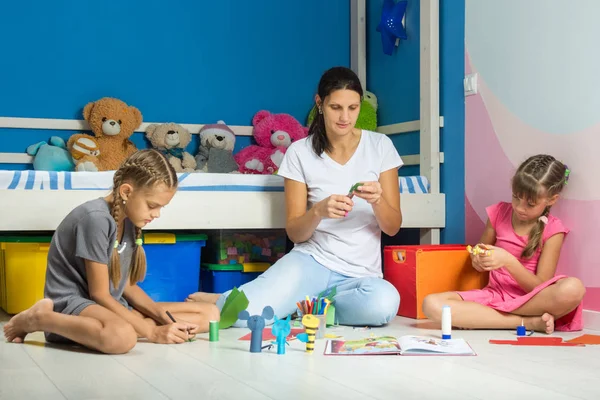 Mamma Figlie Sedute Sul Pavimento Nella Nursery Fanno Figurine Teatro — Foto Stock