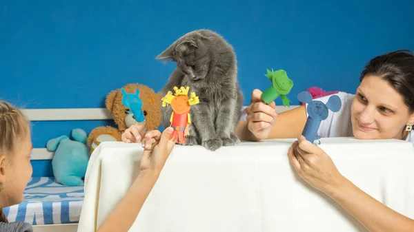 Mãe Filha Jogar Teatro Fantoches Com Gato Cansado — Fotografia de Stock