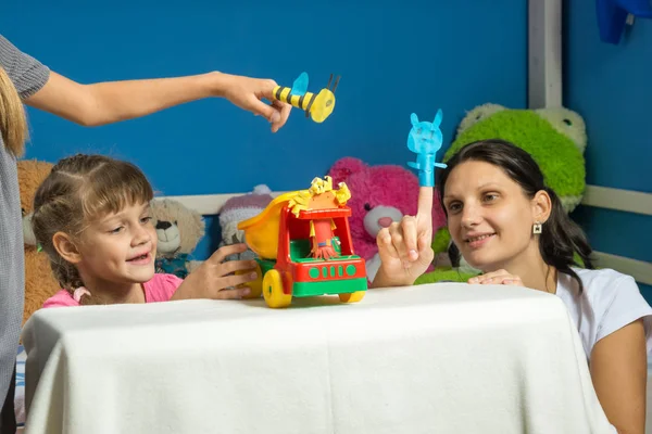 Entusiastisk Mamma Leker Med Döttrar Self Made Finger Marionett Teater — Stockfoto