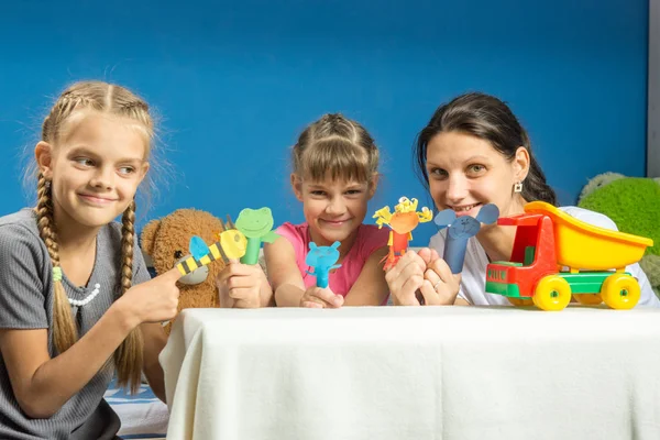 Mom Two Daughters Playing Makeshift Finger Puppet Theater — Stock Photo, Image