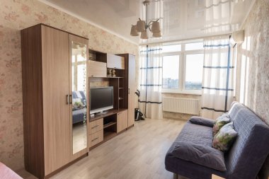 Bir oda bir apartman dairesinde bir çok katlı binanın genel görünümü