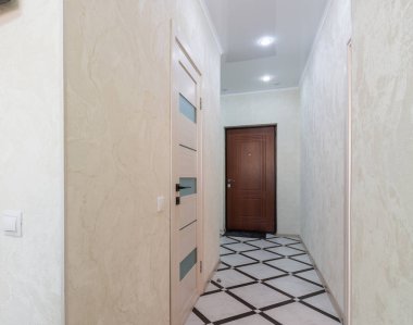Daire, banyo kapalı kapı uzun koridor