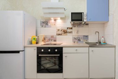 Apartman dairesindeki kompakt mutfağın içi.