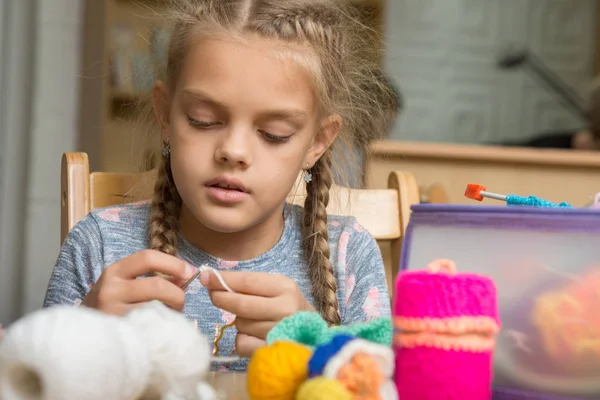 Portret Van Een Meisje Enthousiast Bezig Met Breien — Stockfoto