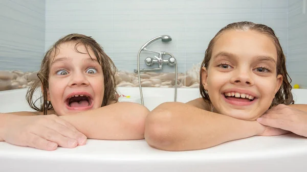 Two Sisters Bathe Bath Make Fun Faces — Stock Photo, Image