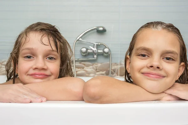 Portret Van Twee Meisjes Nemen Van Een Bad — Stockfoto