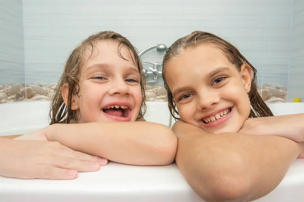 两个姐妹在洗澡 — 图库照片