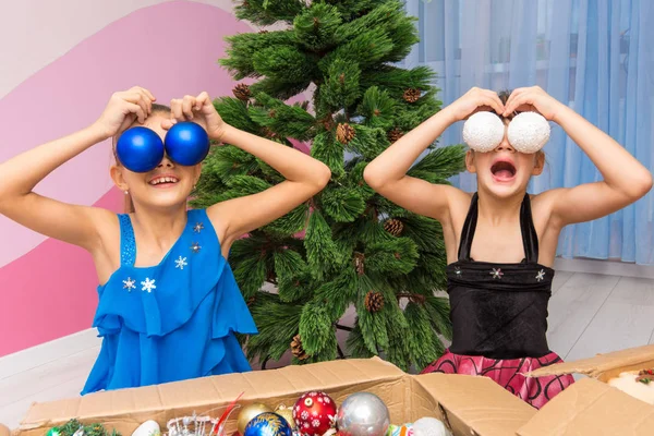 Dos Chicas Ponen Pelotas Navidad Los Ojos — Foto de Stock