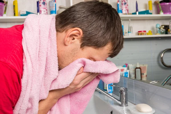 Hombre Limpia Cara Con Una Toalla Baño — Foto de Stock