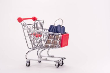 Bakkal arabasında dairenin anahtarları var.