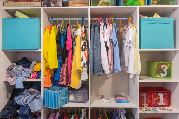 Открытый Шкаф Вещами Игрушками Детской Комнате — стоковое фото