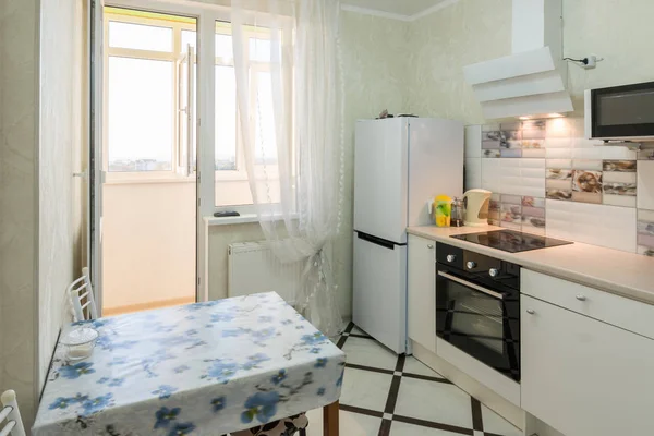 Het Interieur Van Een Kleine Keuken Met Balkon — Stockfoto