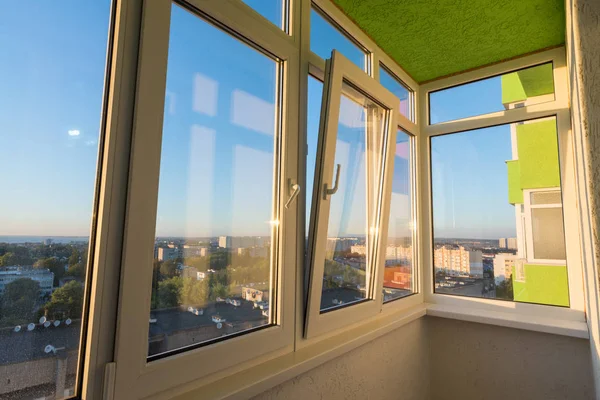 Скління Балкона Квартирі Багатоповерхового Житлового Будинку — стокове фото