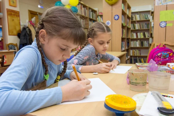 Écolières Dans Les Activités Parascolaires Dessiner Dans Bibliothèque — Photo