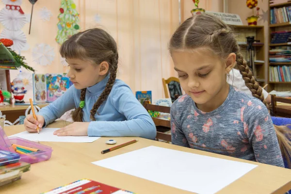 Schulmädchen Schreibtisch Zeichenunterricht — Stockfoto