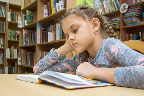 Uma Menina Dez Anos Está Lendo Livro Sala Leitura — Fotografia de Stock