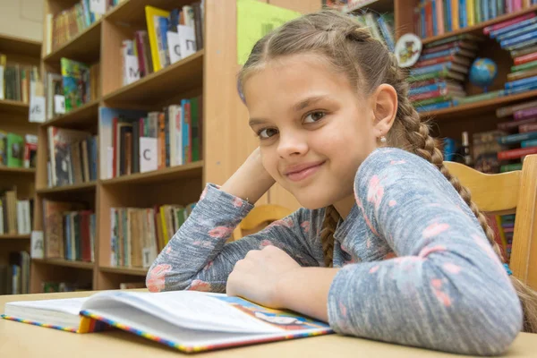 一个十岁的女孩花时间在图书馆里 — 图库照片