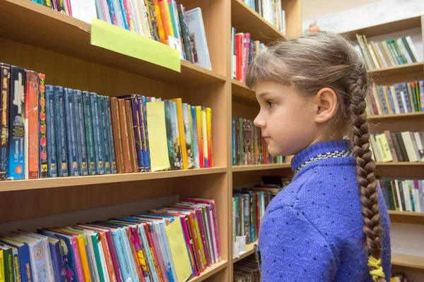 Menina Escolhe Livros Biblioteca — Fotografia de Stock