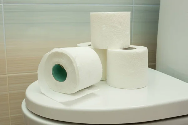 Несколько Рулонов Туалетной Бумаги Крышке Унитаза — стоковое фото
