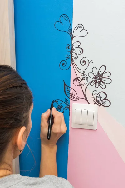 Artist Paints Marker Patterns Walls Children Room — Stock Photo, Image