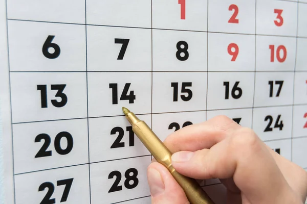 Marcatore Mano Indica Data Sul Calendario Parete — Foto Stock