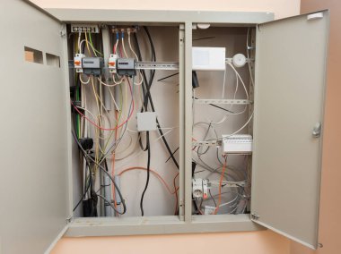 İki tezgahı ve yangın alarmı olan elektrikli bir muhafız cihazı.