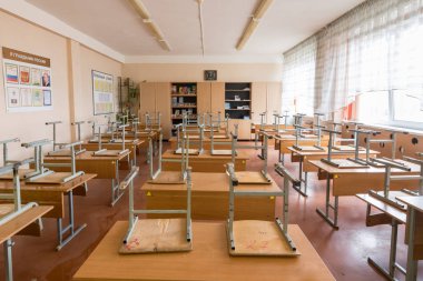 Anapa, Rusya - 26 Ocak 2019: Sınıf dersten sonra okulda sandalyeler masalar üzerinde yığılmış
