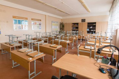 Anapa, Rusya Federasyonu - 26 Ocak 2019: Tatil okulda sınıf ters sandalyeler masalar üzerinde vardır