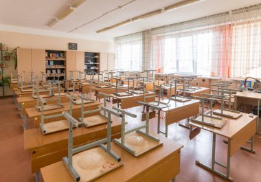 Anapa, Rusya Federasyonu - 26 Ocak 2019: Tatil okulda sınıf ters sandalyeler masalar üzerinde vardır