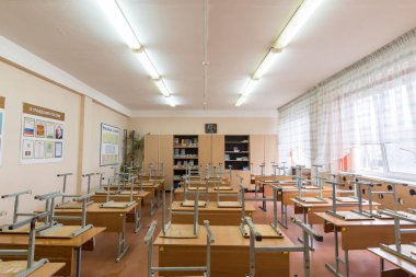 Anapa, Rusya - 26 Ocak 2019: sınıf, sandalye kaldırdı, kalkık sonra sınıf ve masalar üzerinde yalan