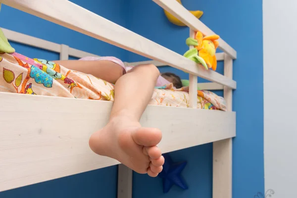 Bambino Dorme Secondo Piano Letto Castello Gamba Pende — Foto Stock