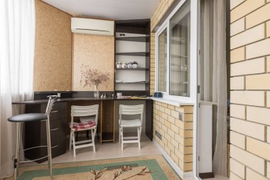 Dairenin geniş balkonunda donanımlı çalışma alanı