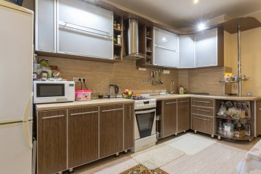 Bir apartman dairesinde iç ferah bir mutfak.