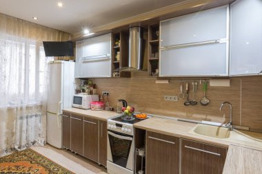 Apartman mutfağında çalışma alanı.
