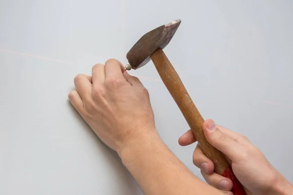 Man Hand Hamra Spik Väggen — Stockfoto