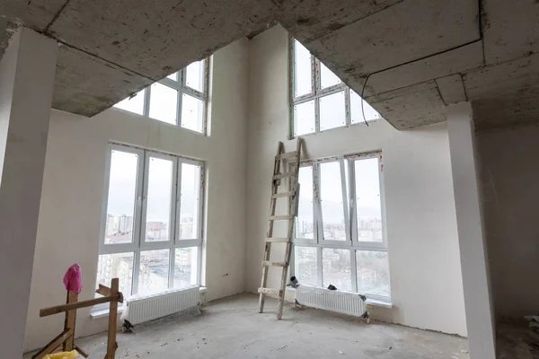 Интерьер первого этажа в двухэтажной квартире в новом здании — стоковое фото