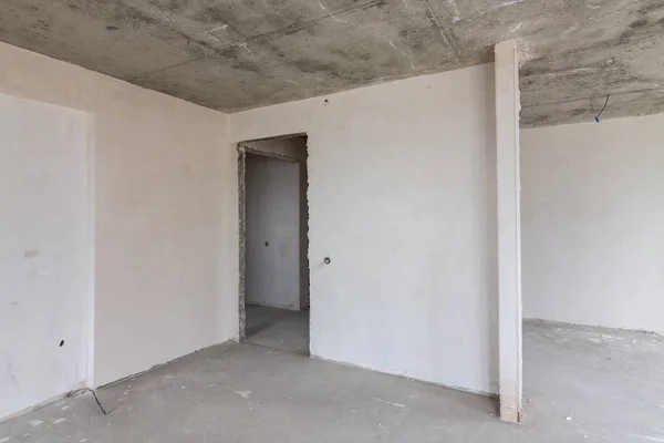 Вход в просторную комнату в реконструкции — стоковое фото