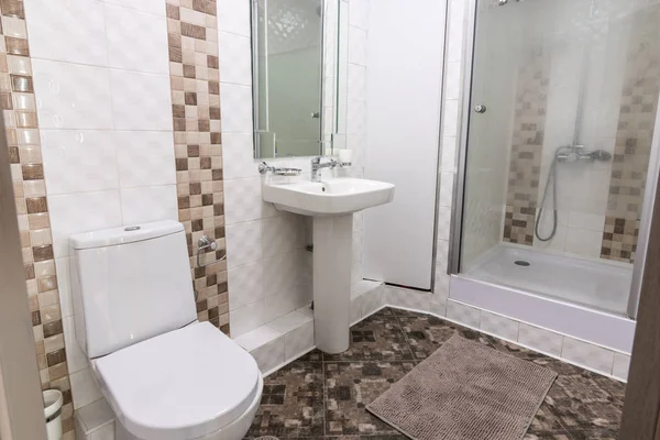 Интерьер туалета и ванной комнаты с душем — стоковое фото