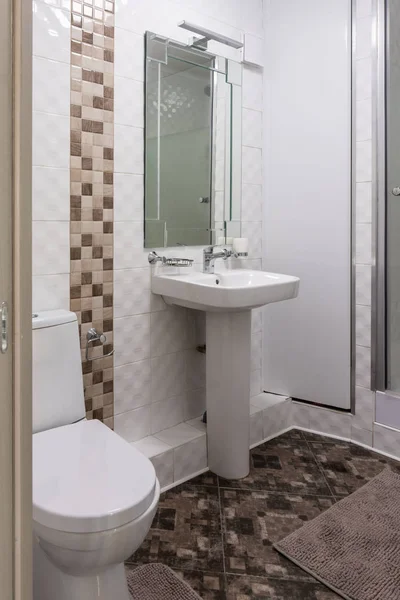 Intérieur des toilettes et salle de bain combinées dans un petit appartement — Photo