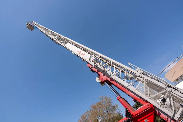 Anapa, Rusland-27 april 2019: Anapa Fire-Technical Exhibition op het theater plein in Anapa, gewijd aan de 370e verjaardag van de Russische brandweer, geavanceerde Fire Engine ladder al-50 Emerco — Stockfoto